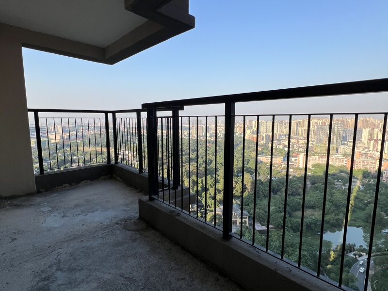 华发四季 4室2厅2卫148.75㎡_华发四季二手房阳台图片1